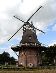 Windmühle Nenndorf. Zu dem Ensemble gehört auch das Müllerhaus Westerholt (rechter Bildrand)