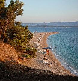 Vista della famosa spiaggia del Corno d'Oro nella città di Bol