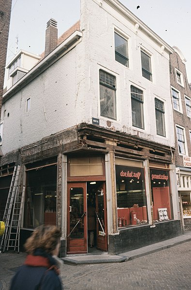 File:"Doe het Zelf" winkel tijdens restauratie, hoek Magdalenenstraat Tussen ongeveer de jaren 1960 en 19 - RAA-DMGA-03461 - RAA Elsinga.jpg