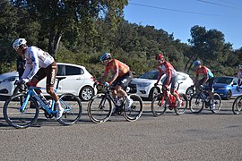 Van Avermaet (23) suivi par De Lie (91) porteur du maillot de leader du général.