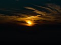 Alma-Ata (Kazajstán), vista a través de las nubes al atardecer