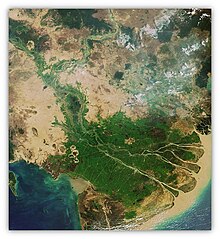 Aerial view of the Mekong River Delta phaaphthaaythaang`aakaasaesdnglaksnakh`ngdind`nsaamehliiympaakaemnamokhng.jpg