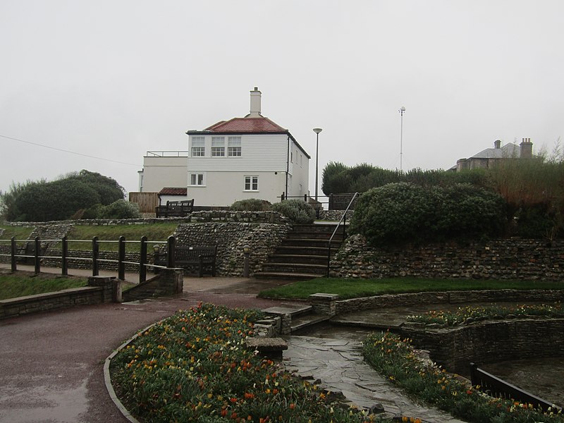 File:-2018-10-30 Old coast guard station, East cliff, Cromer.JPG