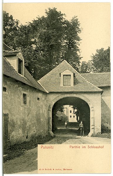 File:04599-Pulsnitz-1903-Schloßhof - Schloßtor-Brück & Sohn Kunstverlag.jpg