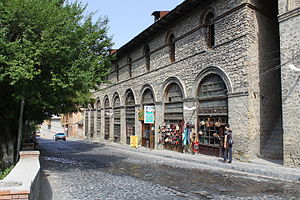 La principal calle comercial de la reserva histórica y arquitectónica "Yukhary bash"