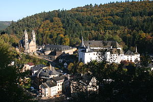Ansicht des Ortskerns mit Schloss und Pfarrkirche