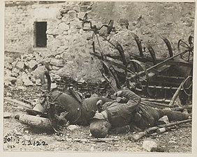 Soldats allemands des Sturmtruppen tués au combat : ils portent le casque d'acier et le lance-flammes, v. 1916-1918