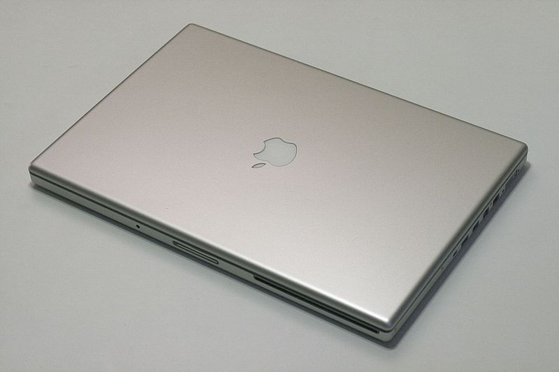 File:2010-01-21 Late 2006 17 inch MacBook Pro closed.jpg