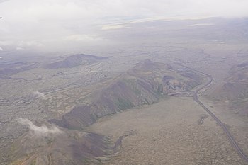 Aerial photograph of Hellisheiði: Lambafell in the foreground, behind it to the left the valley with the low shield of Leitin, Leitahraun lavas and small craters of the Brennisteinsfjöll volcanic system