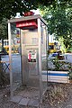 Deutsch: Eine Telefonzelle an der Mohnstraße in Dresden. Polski: Budka telefoniczna przy ul. Mohnstraße w Dreznie, Niemcy.