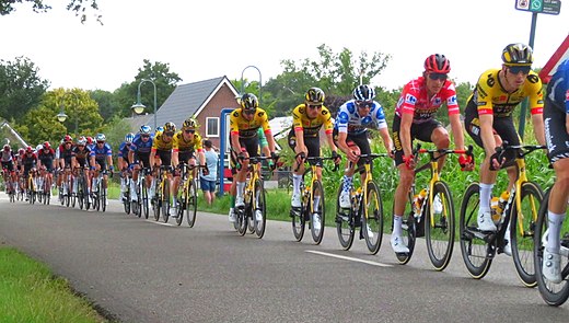 Jumbo Visma in de Vuelta 2022 in Nederland. Robert in de leiderstrui.