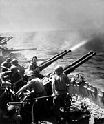 Canhões de 40 mm (1,57 in) disparando a bordo do Hornet. c.16 de fevereiro de 1945