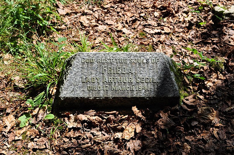 File:A memorial stone in Chapel Woods - geograph.org.uk - 2150081.jpg