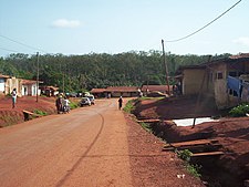 Abong-Mbang, Camarões, vista para o norte a partir de Quartier Haussa em direção ao Rio Nyong