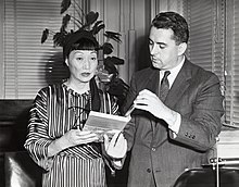 Anna May Wong mit dem Bostoner Vizebürgermeister John McMorrow bei einer Benefizveranstaltung um 1960