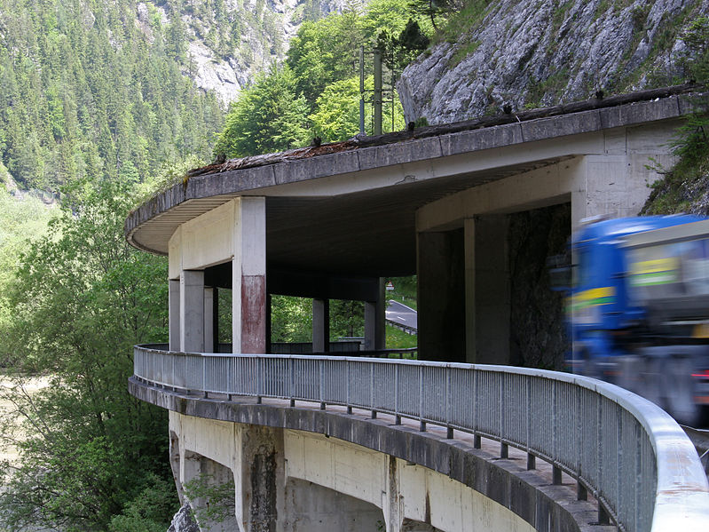 File:Admont - Nationalpark Gesäuse - um den Fels herum gebauter Tunnel an der Gesäusestraße.jpg