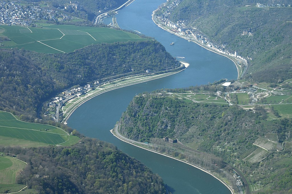 Kurven bestimmen den Rhein zwischen Oberwesel und St. Goarshausen