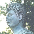 Разрушената статуя на капитан Аграс в Техово