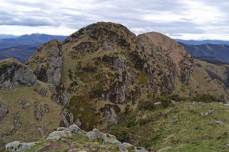 Os cumios Txurrumurru e Erroilbide vistos dende Hirumugarrieta.