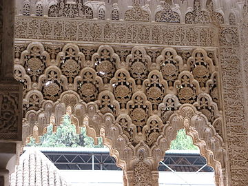 Arco nell'Alhambra con stalattite Mocárabe