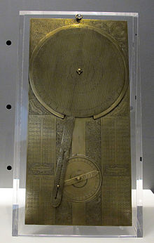 Un grand instrument en laiton avec deux disques reliés par une tige.