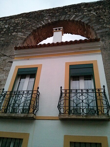 File:Aqueduct, Evora (10242853755).jpg