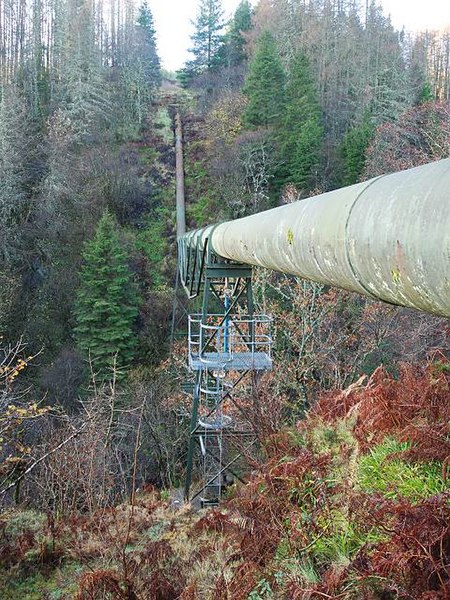 File:Aqueduct crossing Gleann Airigh - geograph.org.uk - 284872.jpg