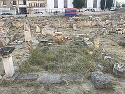 Antiikin Pireuksen raunioita nykykaupungin Plateía Terpsithéas -aukiolla.