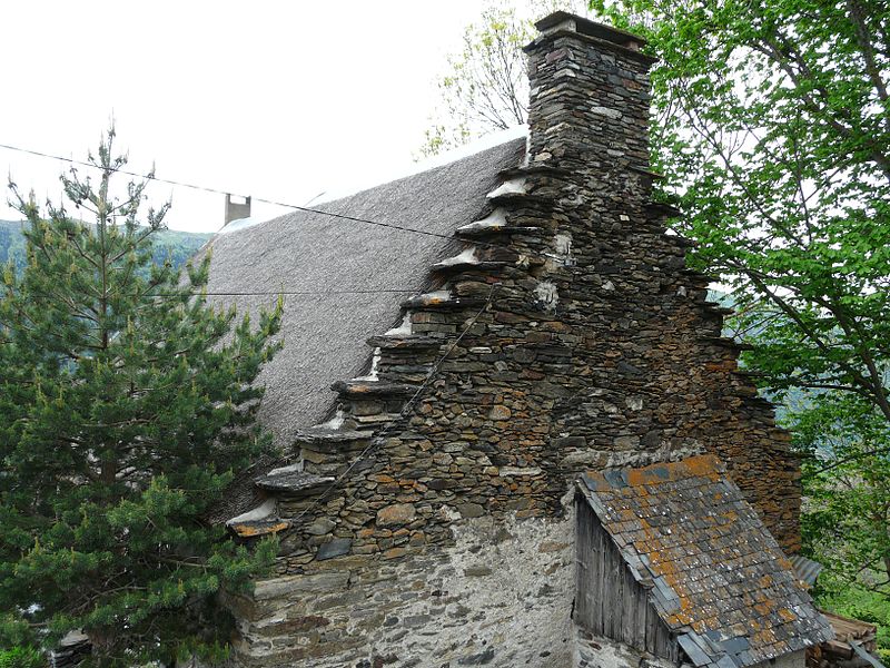 File:Artigue maison chaume.JPG