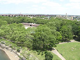 Vista aérea do parque com a linha férrea Hell Gate ao fundo