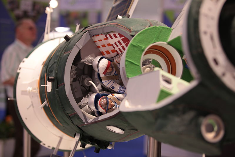 File:Astronauten in der Sojus-Kapsel - Astronauts inside the Soyuz capsule (14064276028).jpg