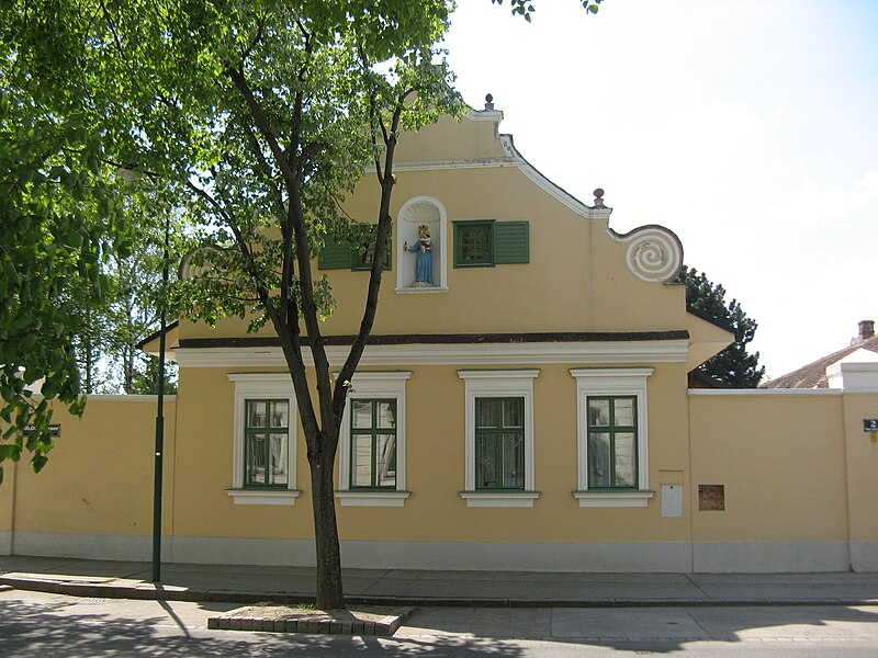 File:Bürgerhaus, Ober-Laaer Platz 2, Vienna.jpg