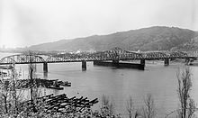 Until 1989, the bridge had a swing span, rather than a vertical-lift span. BN Bridge 5.1 as swing span, 1985 - full view.jpg