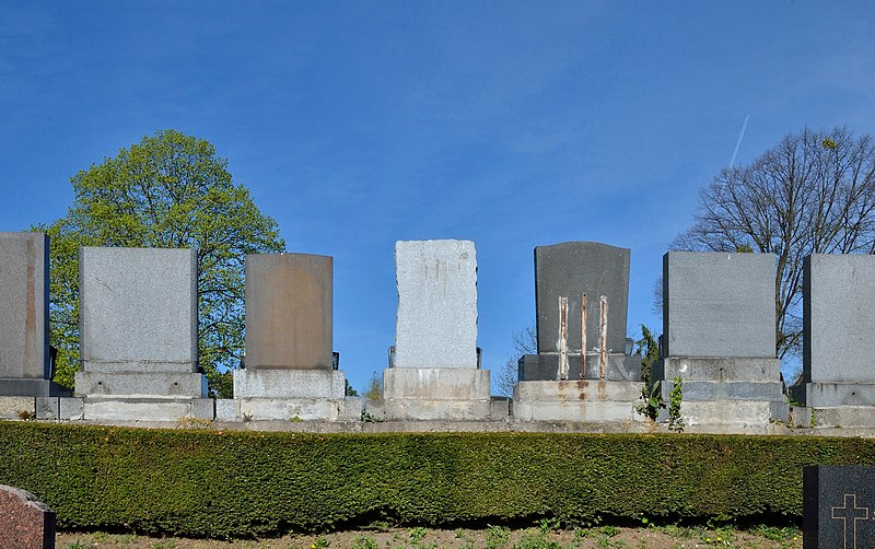 File:Back sides of graves, Hietzinger Friedhof.jpg