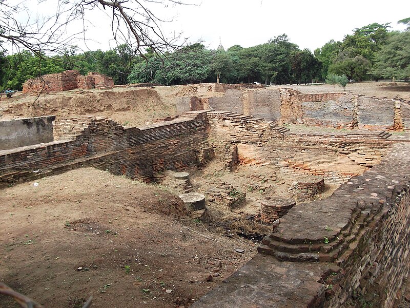 File:Bagan Palace.JPG