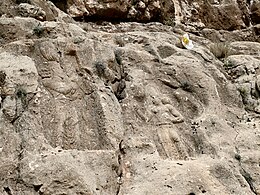 Drugi relief v Barm-e Delaku, na katerem Bahram II. izkazuje pobožnost, dvorjan pa mu ponuja diadem