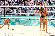 Deutsch: Beachvolleyball bei den Olympischen Jugendspielen 2018; Tag 9, 15. Oktober 2018; Mädchen, Viertelfinale: USA-Spanien 2–1 (21–19/17–21/15–9) English: Beach volleyball at the 2018 Summer Youth Olympics at 15 October 2018 – Girls Quarterfinals: USA-Spain 2–1 (21–19/17–21/15–9)