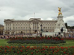 Benkid77 Buckingham Palace 1 100809.JPG