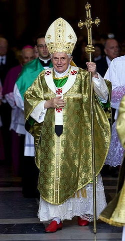 Ricardo Blázquez Bilboko gotzain izandakoa makuluarekin, eta Benedikto XVI.a Aita santua ferularekin.