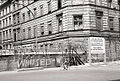 Berliner Mauer, dahinter die Häuser­zeile Sebastianstraße 1–3, 1965