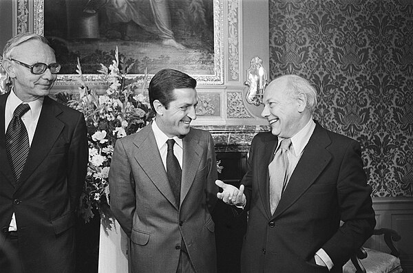 Minister of Foreign Affairs Max van der Stoel, Prime Minister of Spain Adolfo Suárez and Prime Minister Joop den Uyl during a meeting at the Catshuis 