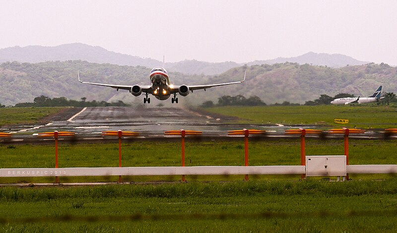 File:Boeing 737 of American Airlines at Daniel Oduber Quirós International Airport .jpg