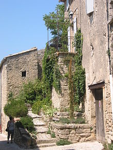 Maison en hauteur dans le village.