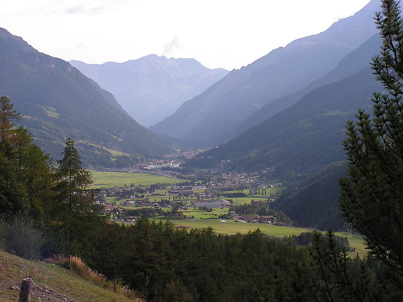 File:Bormio dallo Stelvio.jpg