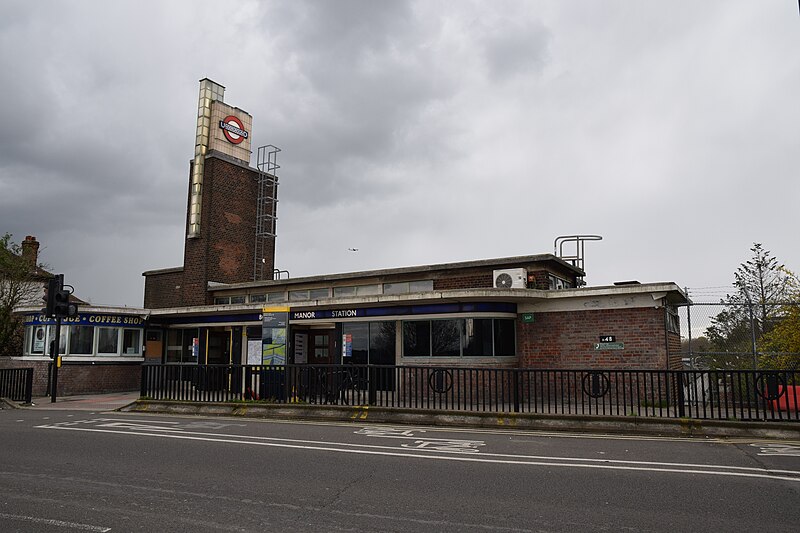 File:Boston Manor Underground Station (Piccadilly Line).jpg