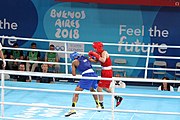 Deutsch: Boxen bei den Olympischen Jugendspielen 2018 Tag 12, 18. Oktober 2018 - Finale Leichtgewicht Mädchen – Junioren-Weltmeisterin und dreifache Juniorinnen-Europameisterin Caroline Sara DuBois (Großbritannien, blau) schlägt Juniorinnen-Asienmeisterin Porntip Buapa (Thailand, rot). English: Boxing at the 2018 Summer Youth Olympics on 18 October 2018 – Girls' lightweight Gold Medal Bout – Caroline Sara DuBois (Grat Britain, blue) wins over Porntip Buapa (Thailand, red). Español: Boxeo en los Juegos Olímpicos Juveniles de Verano de 2018 en 18 de octubre de 2018 - Combate de medalla de oro de peso ligero para niñas - Caroline Sara DuBois (Gran Bretaña, azul ) gana sobre Porntip Buapa (Tailandia, rojo).