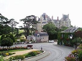 Brissac-Quince, Blick vom Ort auf das Schloss.jpg