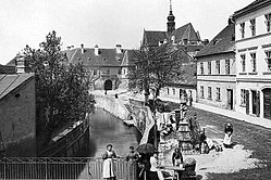 Zaniklá část Svrateckého náhonu v Pekařské ulici (1896)