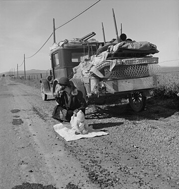 Fotografia restaurada de fevereiro de 1937, mostrando uma família de cinco pessoas, fazendeiros do Missouri, na Rodovia Federal 99, nas proximidade de Tracy, Califórnia, fugindo a sete meses da área de seca. Uma seca pode durar dias, meses ou anos. Muitas vezes, a seca exerce impactos substanciais nos ecossistemas e na agricultura das regiões afetadas e causa danos à economia local. A seca é uma característica recorrente do clima na maior parte do mundo, tornando-se mais extrema e menos previsível devido às mudanças climáticas, cujos estudos dendrocronológicos datam de 1900. Existem três tipos de efeitos da seca: ambientais, econômicos e sociais. As secas prolongadas causaram migrações em massa e crises humanitárias. (definição 4 116 × 4 116)