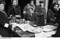 Bundesarchiv Bild 101I-134-0780-30, Polen, Ghetto Warschau, Händlerinnen auf dem Markt.jpg